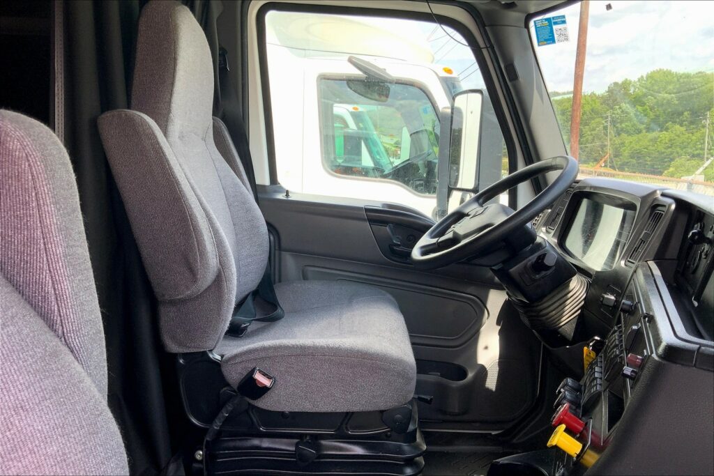 2022 CUM LT625 6×4 Sleeper