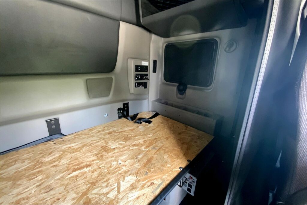 2022 CUM LT625 6×4 Sleeper