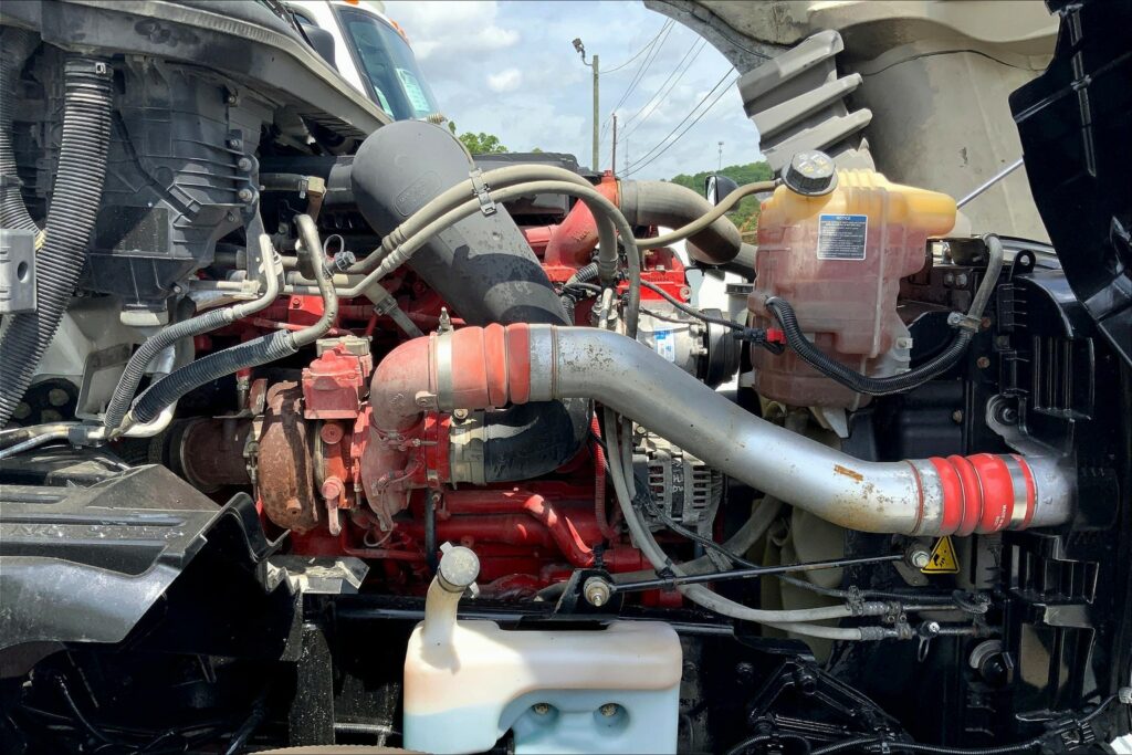 2022 CUM LT625 6×4 Sleeper