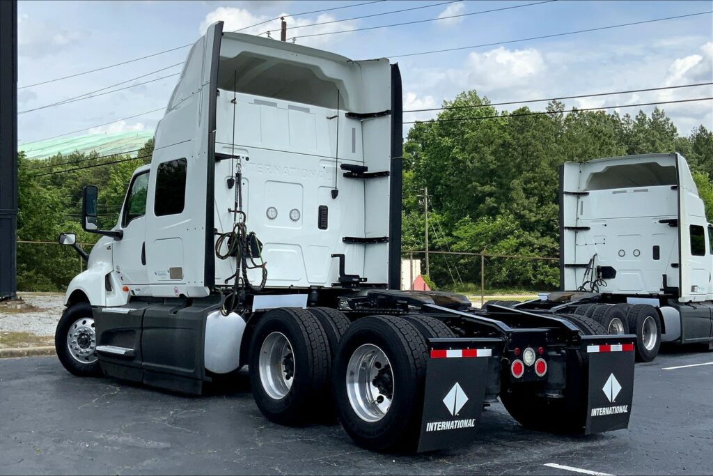 2022 CUM LT625 6×4 Sleeper