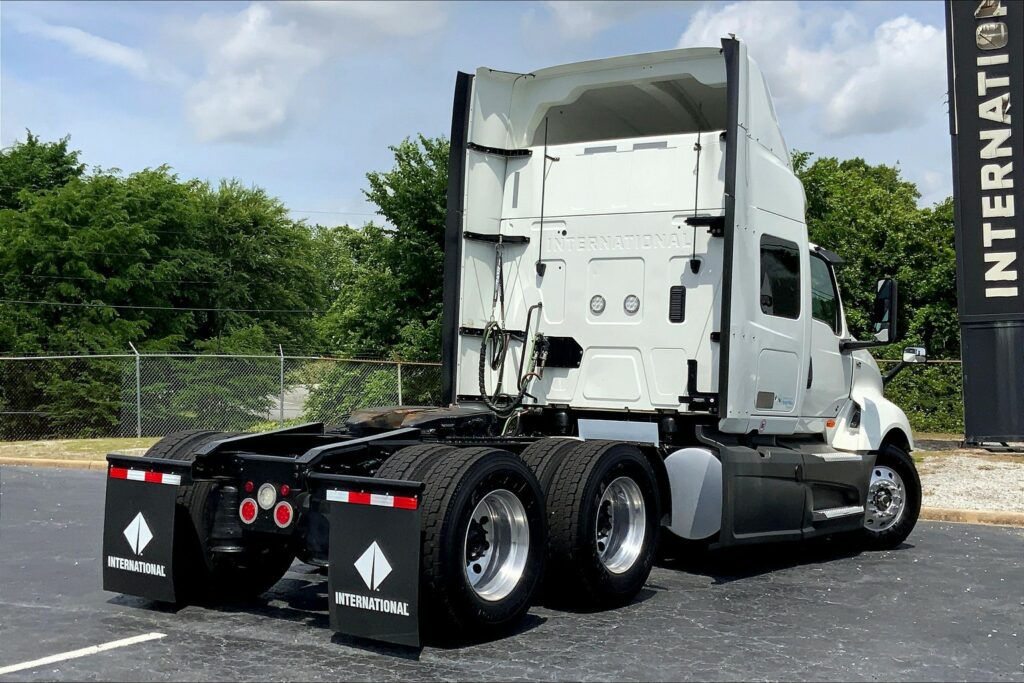 2022 CUM LT625 6×4 Sleeper