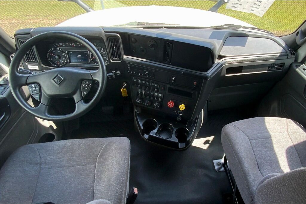 2022 CUM LT625 6×4 Sleeper