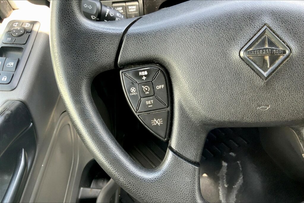 2022 CUM LT625 6×4 Sleeper