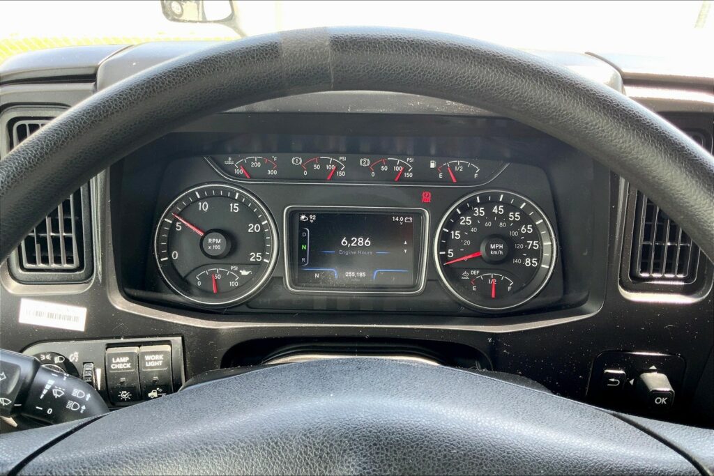 2022 CUM LT625 6×4 Sleeper