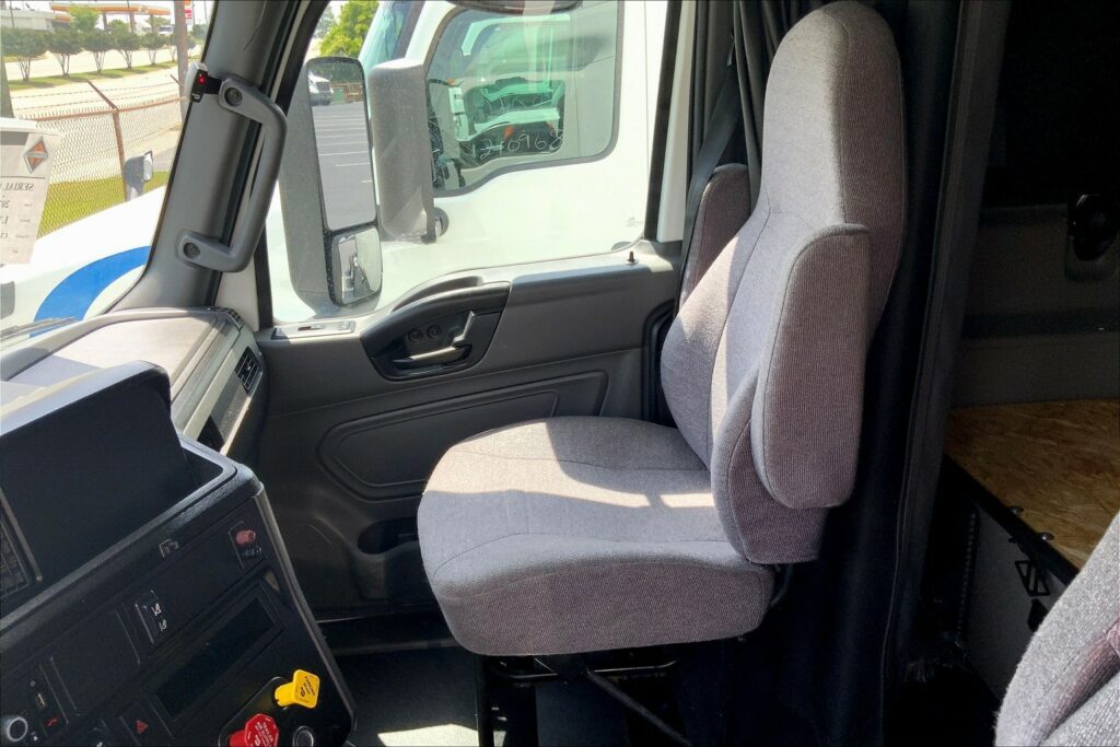 2022 CUM LT625 6×4 Sleeper