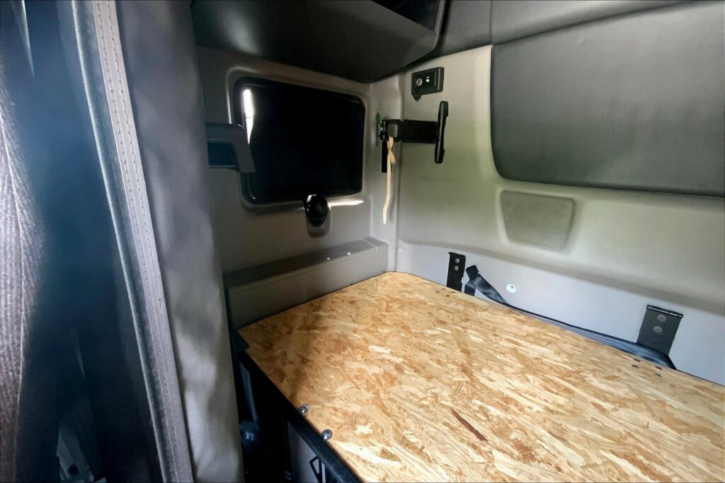 2022 CUM LT625 6×4 Sleeper