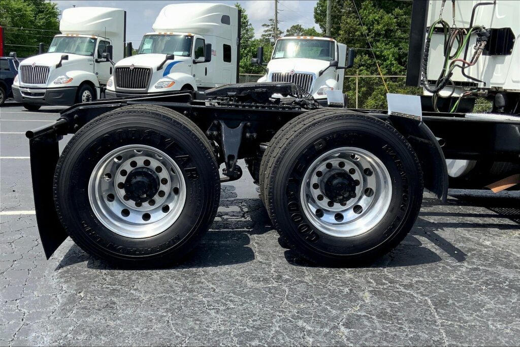 2022 CUM LT625 6×4 Sleeper