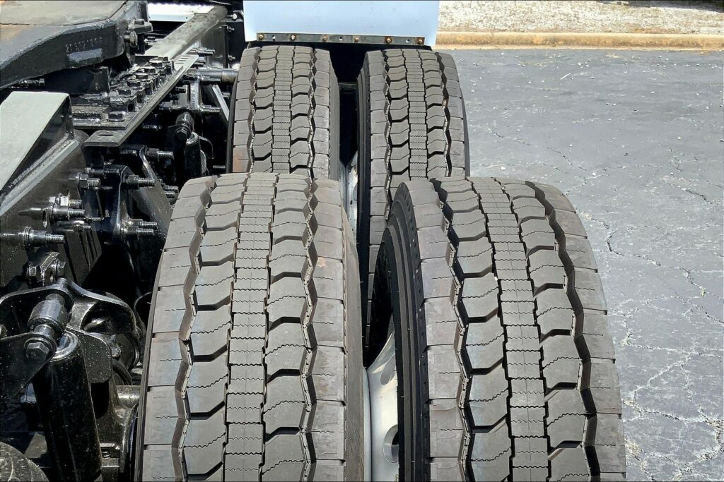 2022 CUM LT625 6×4 Sleeper