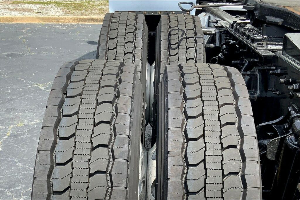 2022 CUM LT625 6×4 Sleeper