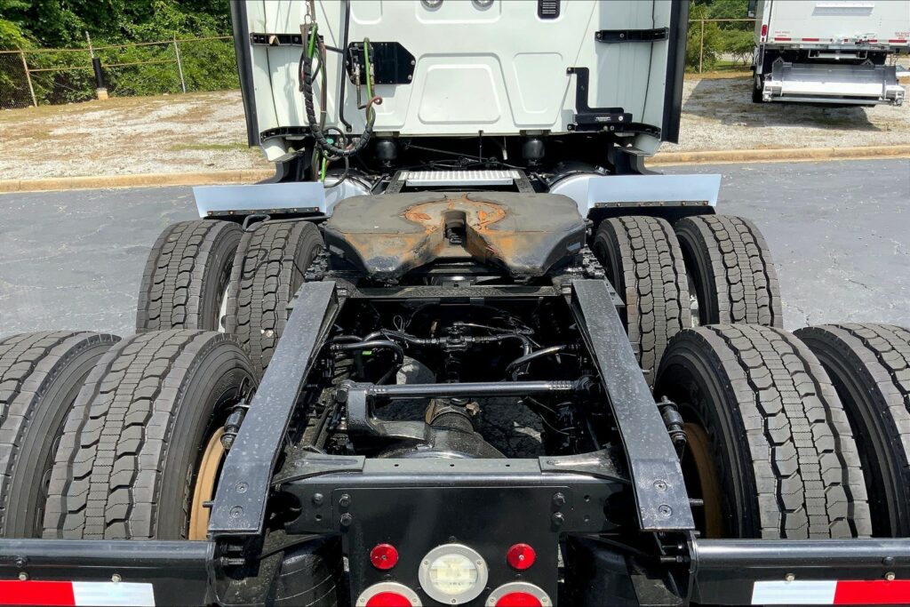 2022 CUM LT625 6×4 Sleeper