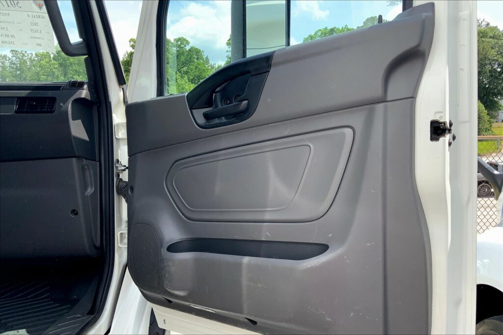 2022 CUM LT625 6×4 Sleeper