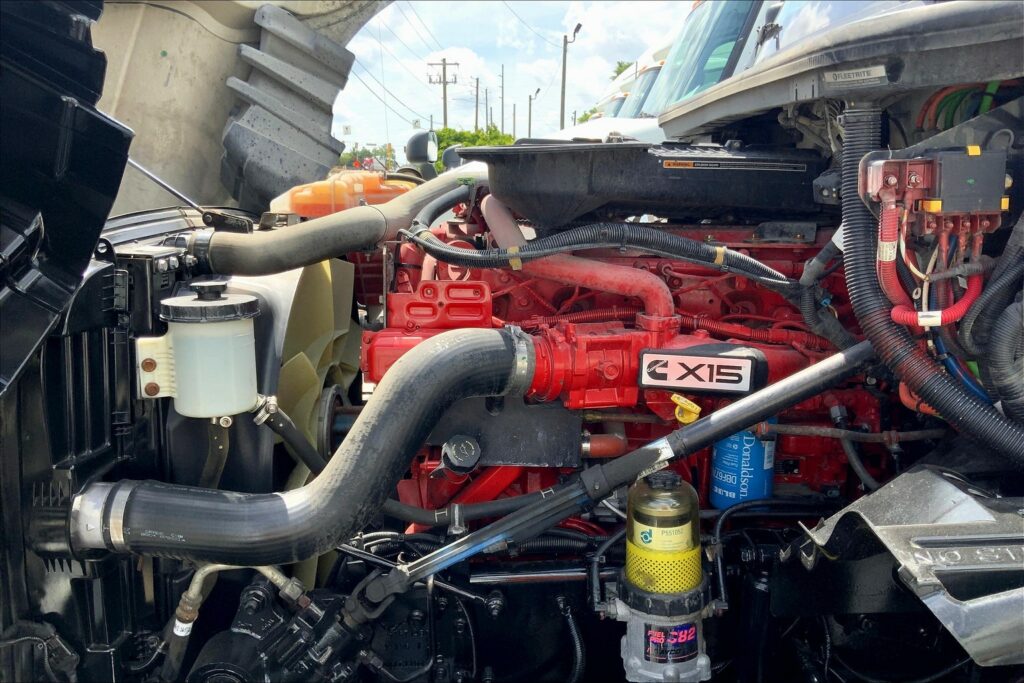 2022 CUM LT625 6×4 Sleeper