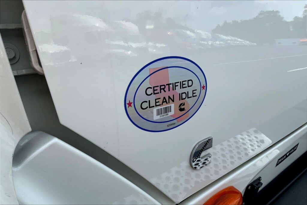 2022 CUM LT625 6×4 Sleeper