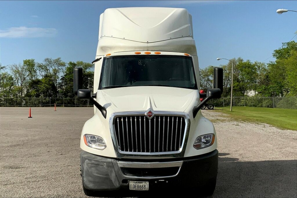 2022 CUM LT625 6×4 Sleeper