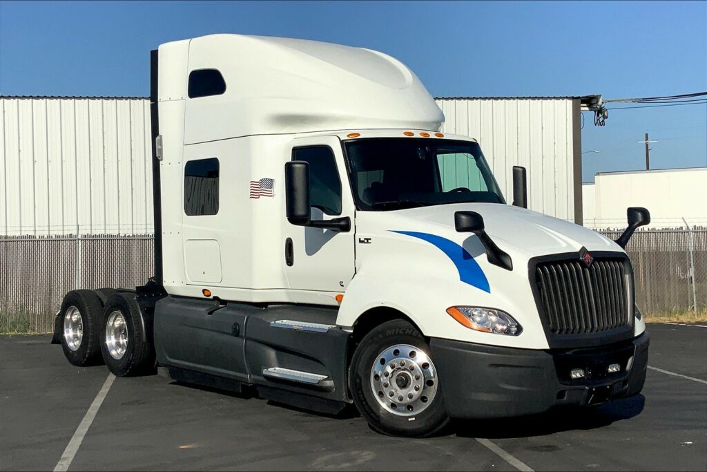 2021 CUM LT625 6×4 Sleeper