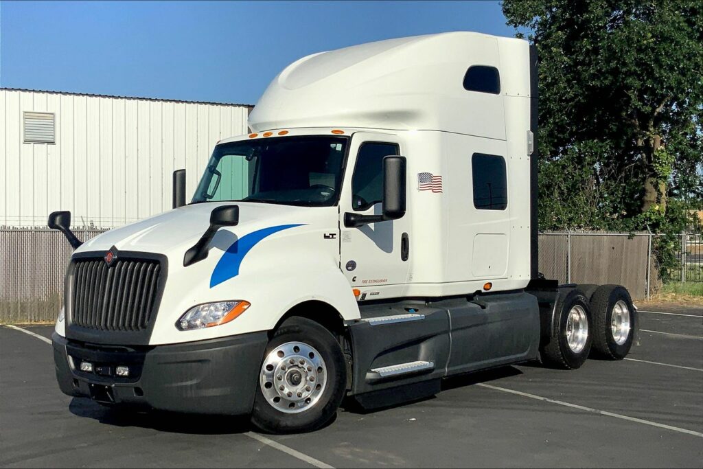 2021 CUM LT625 6×4 Sleeper