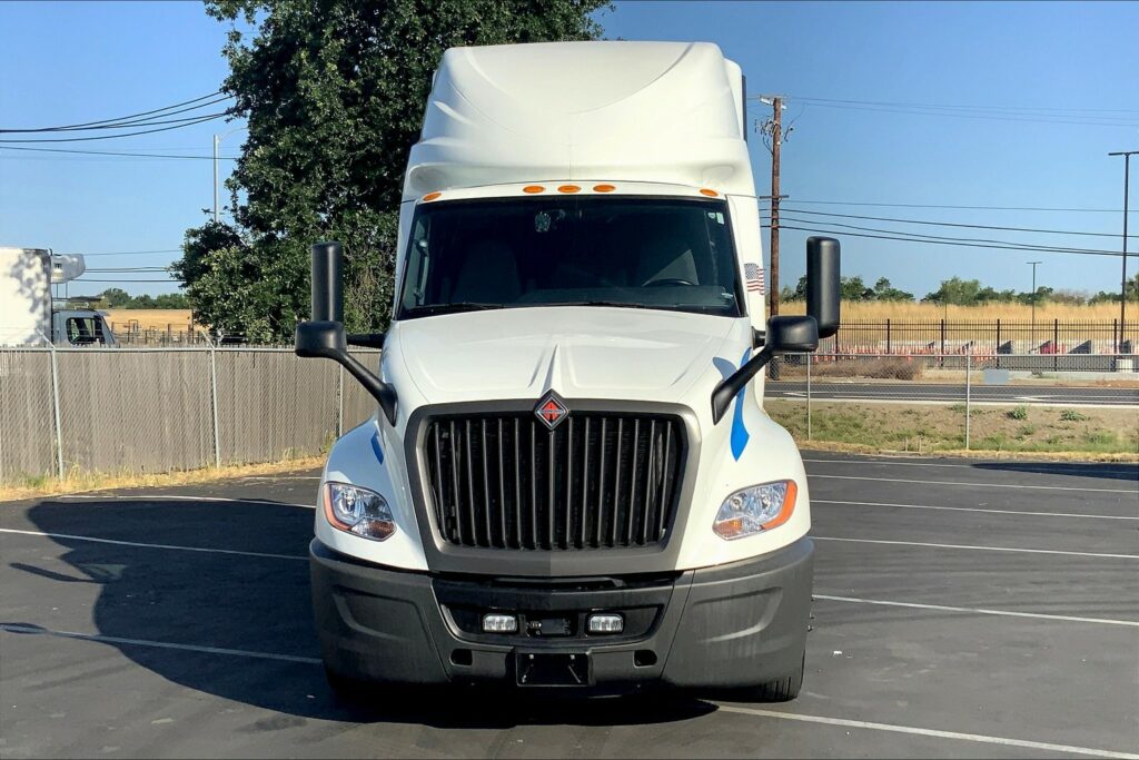 2021 CUM LT625 6×4 Sleeper