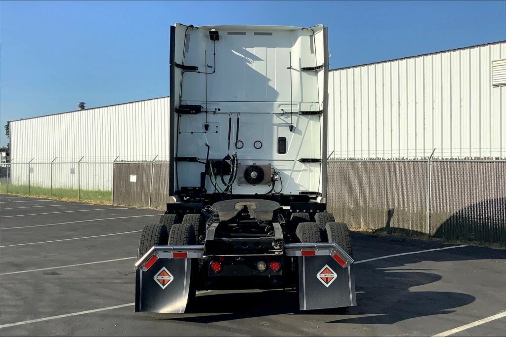 2021 CUM LT625 6×4 Sleeper