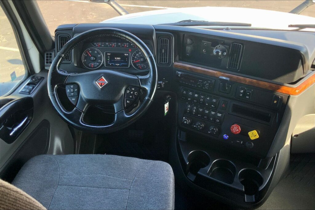 2021 CUM LT625 6×4 Sleeper