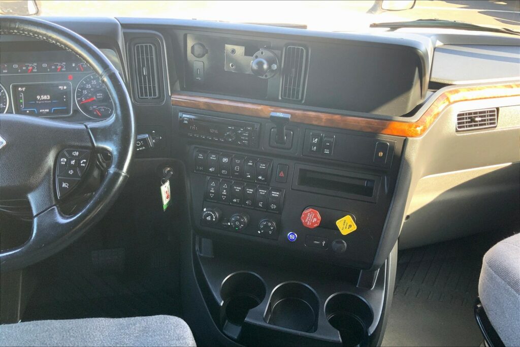 2021 CUM LT625 6×4 Sleeper