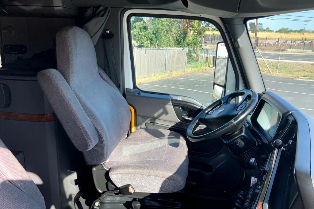 2021 CUM LT625 6×4 Sleeper