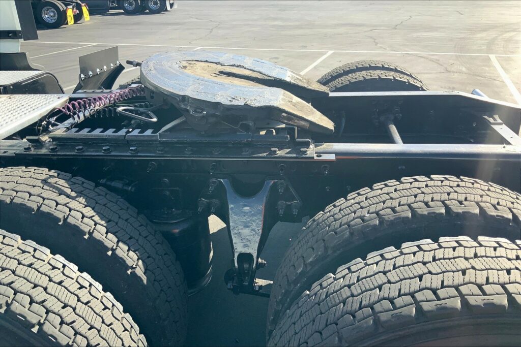 2021 CUM LT625 6×4 Sleeper