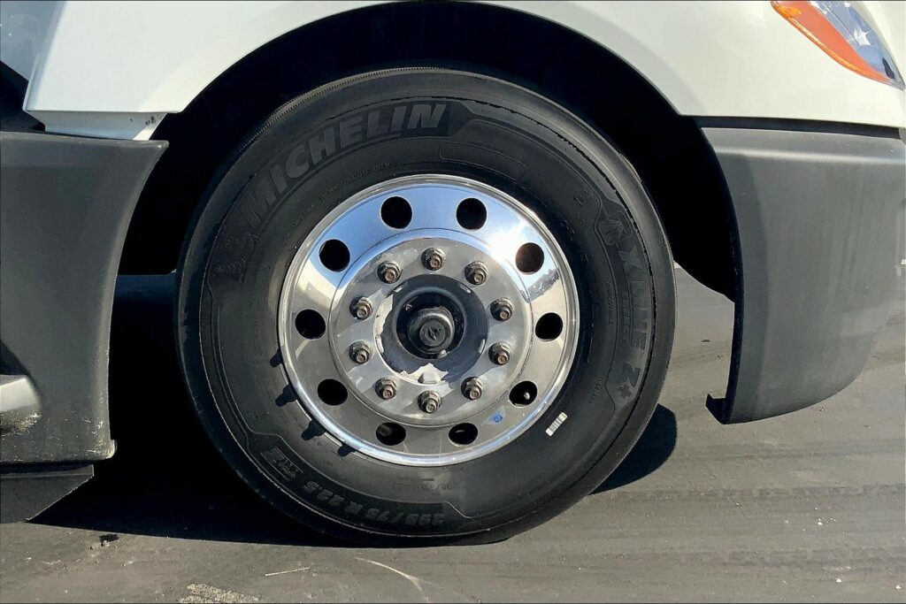 2021 CUM LT625 6×4 Sleeper