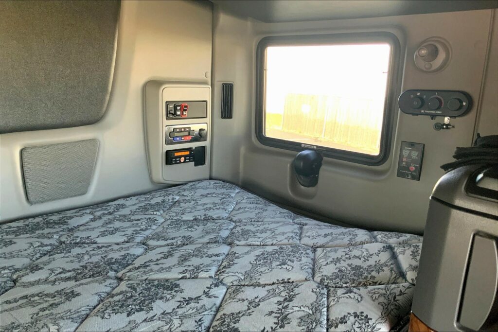 2021 CUM LT625 6×4 Sleeper