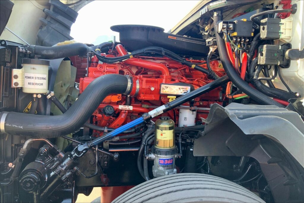 2021 CUM LT625 6×4 Sleeper