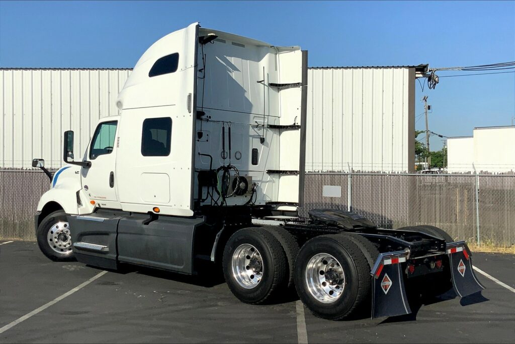 2021 CUM LT625 6×4 Sleeper