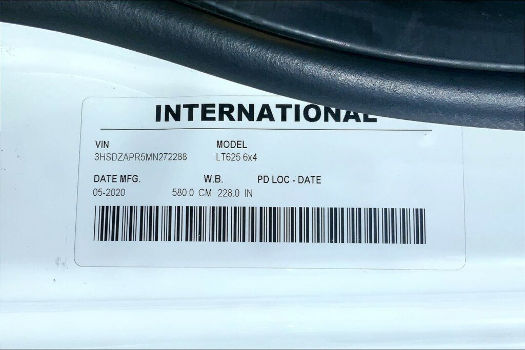 2021 CUM LT625 6×4 Sleeper