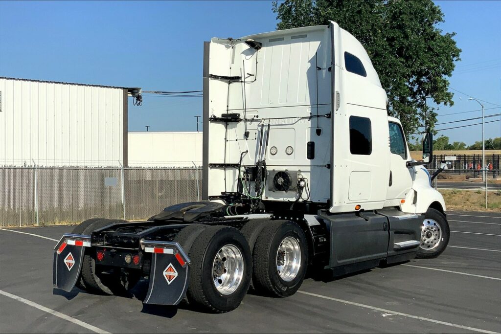 2021 CUM LT625 6×4 Sleeper