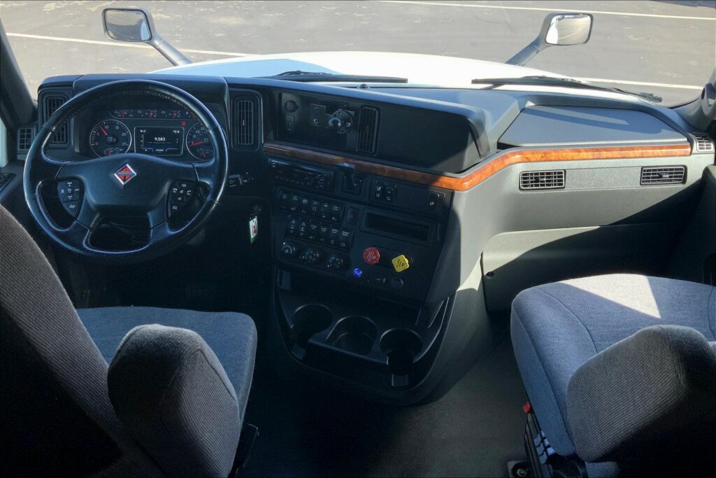 2021 CUM LT625 6×4 Sleeper