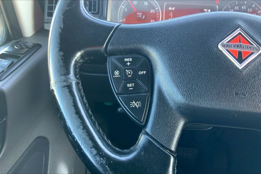 2021 CUM LT625 6×4 Sleeper