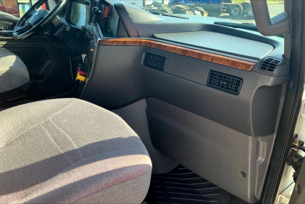 2021 CUM LT625 6×4 Sleeper