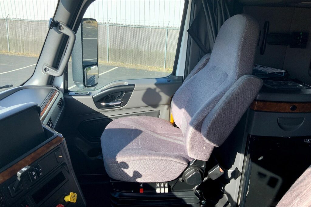 2021 CUM LT625 6×4 Sleeper