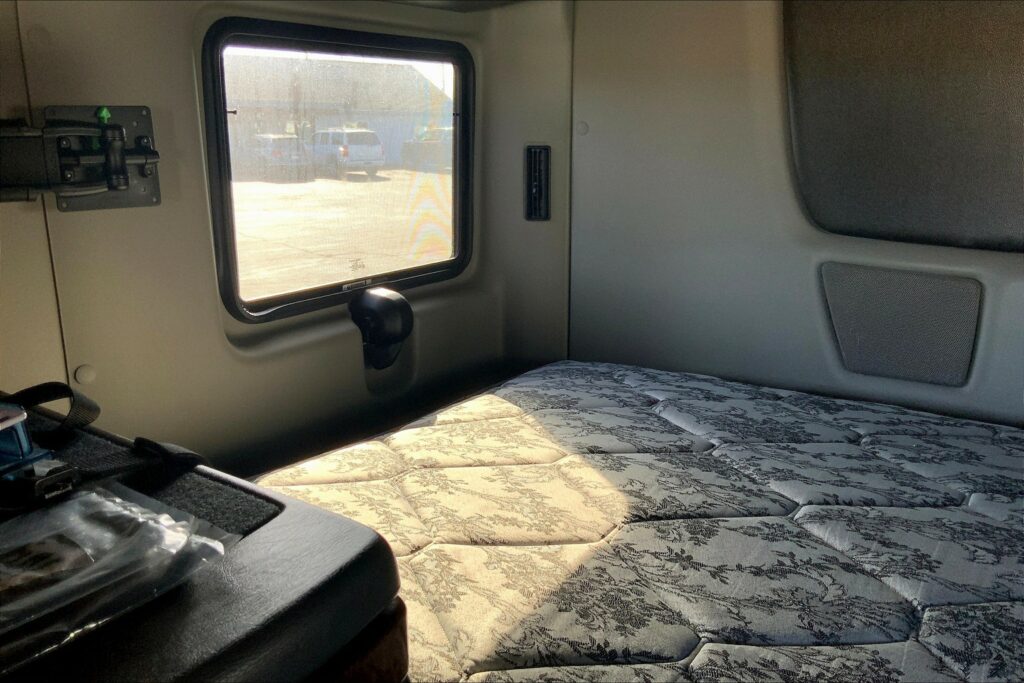 2021 CUM LT625 6×4 Sleeper