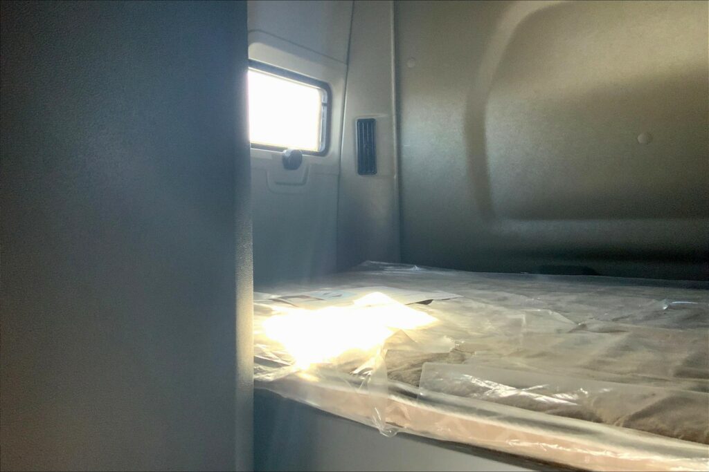 2021 CUM LT625 6×4 Sleeper