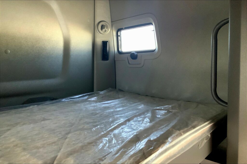 2021 CUM LT625 6×4 Sleeper