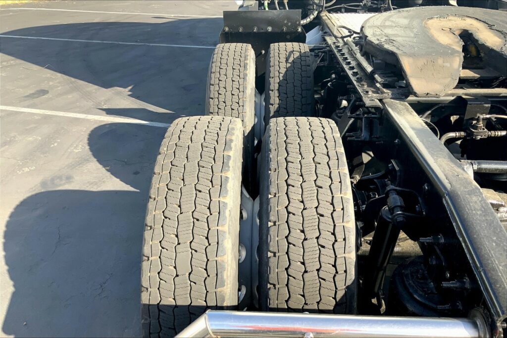 2021 CUM LT625 6×4 Sleeper