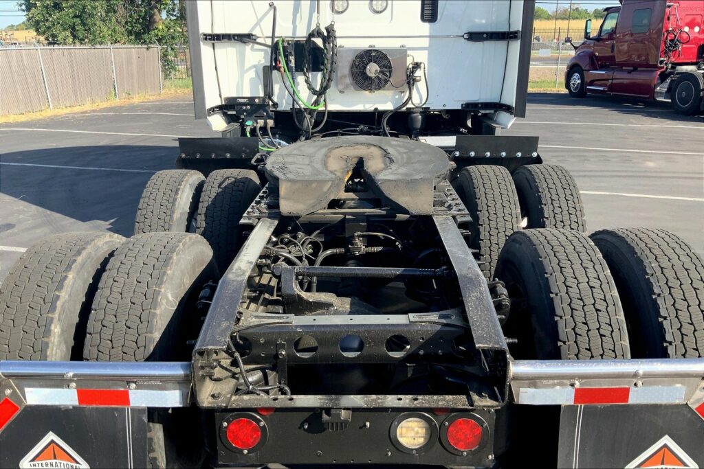 2021 CUM LT625 6×4 Sleeper