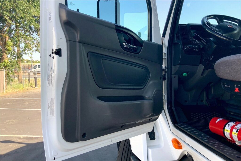 2021 CUM LT625 6×4 Sleeper