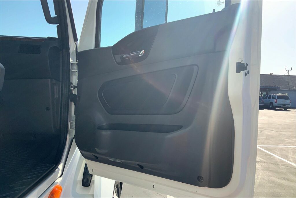 2021 CUM LT625 6×4 Sleeper