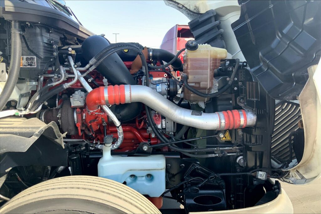 2021 CUM LT625 6×4 Sleeper