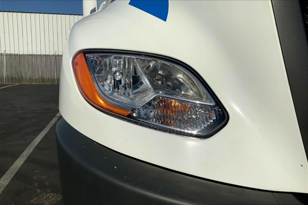 2021 CUM LT625 6×4 Sleeper