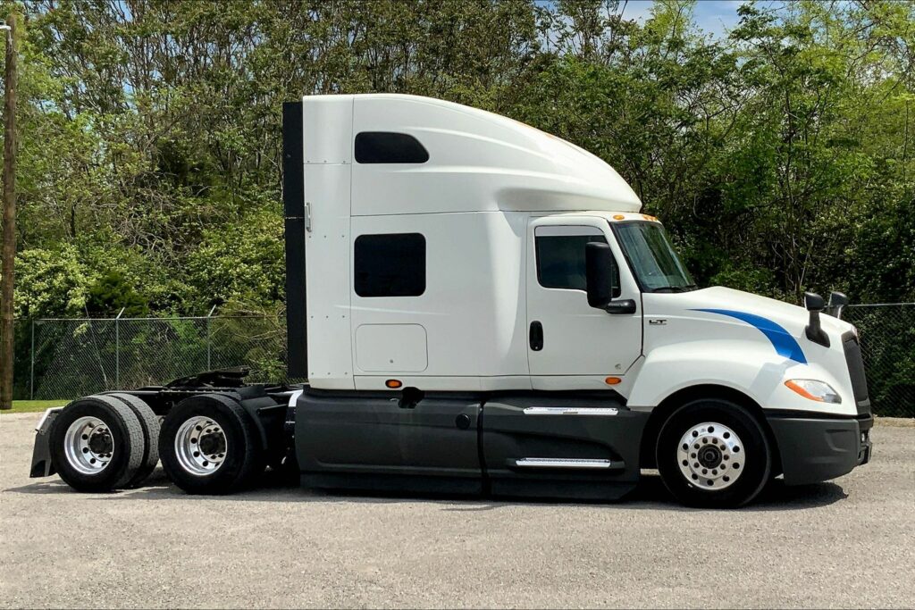 2021 CUM LT625 6×4 Sleeper