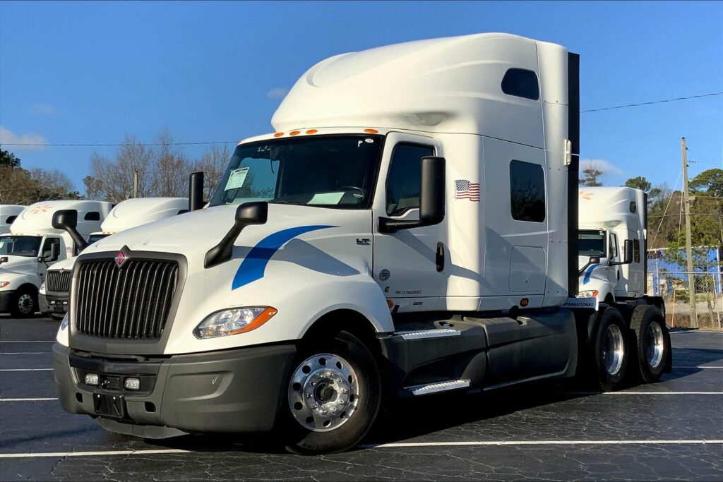 2021 CUM LT625 6×4 Sleeper