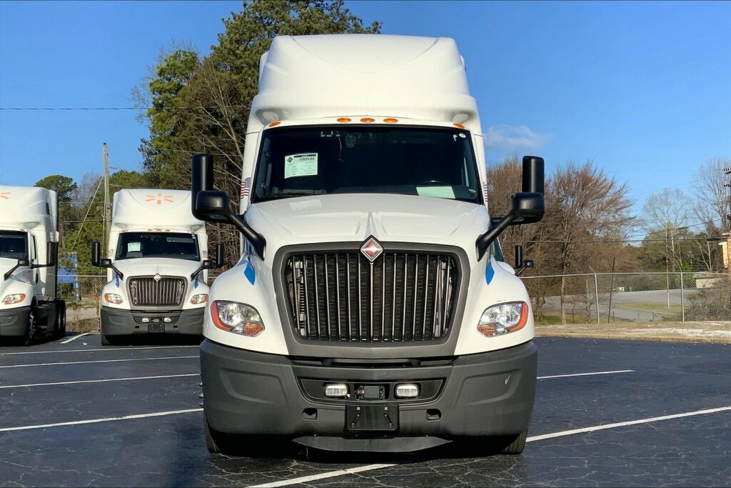 2021 CUM LT625 6×4 Sleeper