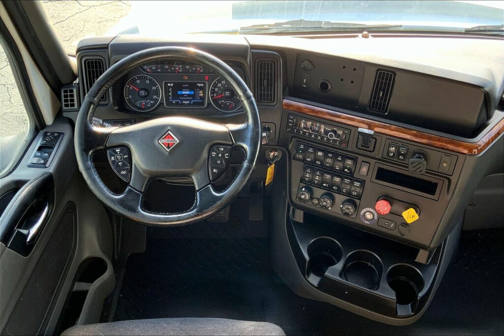 2021 CUM LT625 6×4 Sleeper