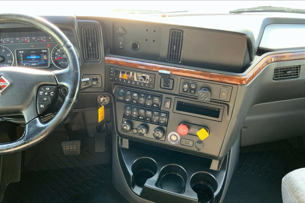 2021 CUM LT625 6×4 Sleeper